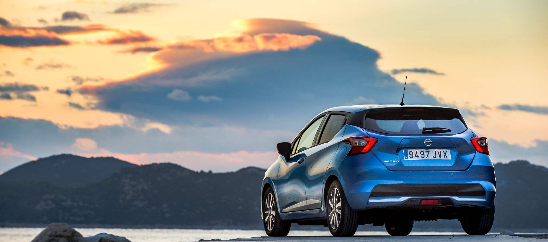 nissan_micra_blaa_bagende_1920x1080